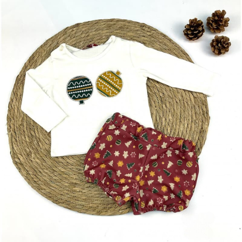 Conjunto navideño para bebé con borlas de navidad.