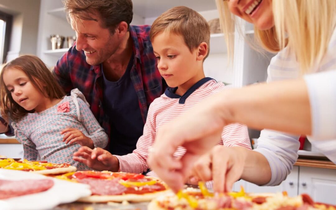 Cómo hacer una pizza saludable con tus hijos: un plan divertido y delicioso.