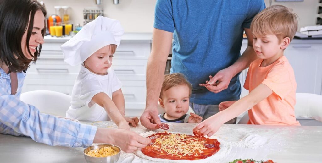 cocinando pizza en familia.