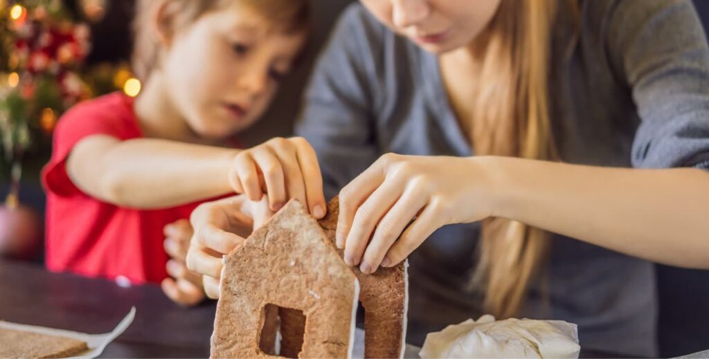 Preparando casitas de jengibre con niños.