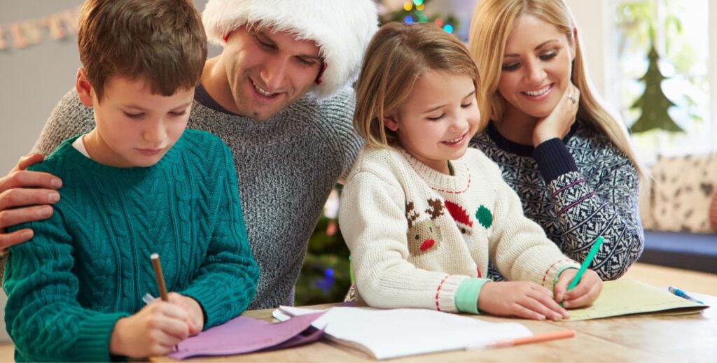 Familia escribiendo la carta a los Reyes Magos.