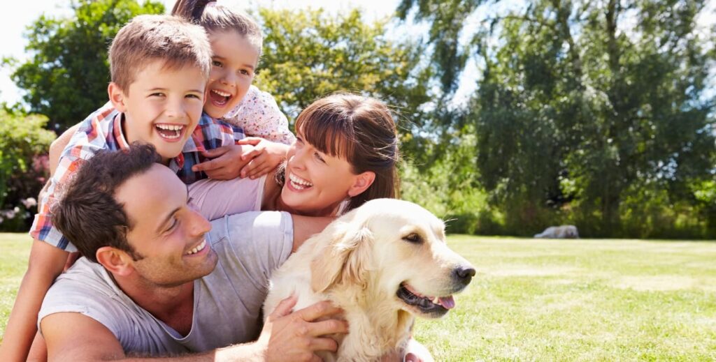 Familia con mascota.