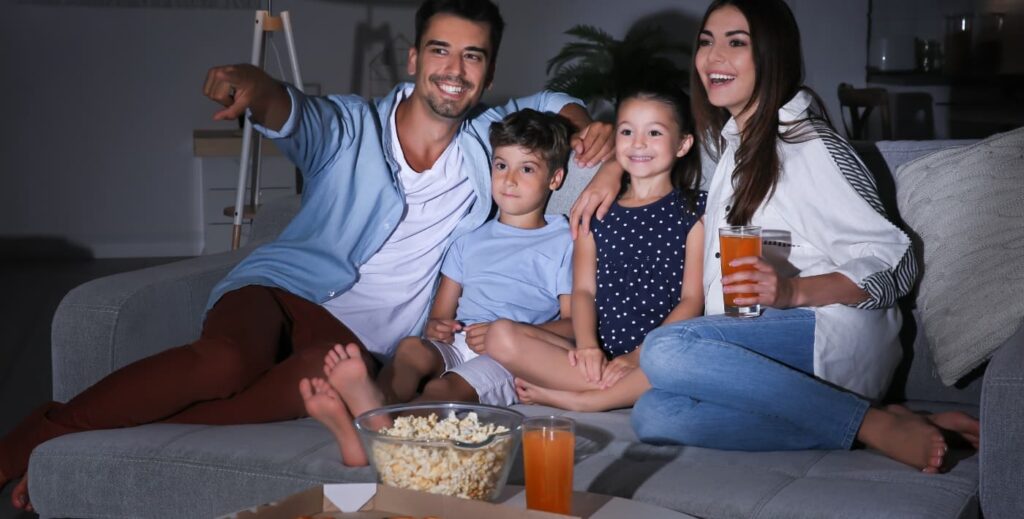 Cine en familia en casa con palomitas.
