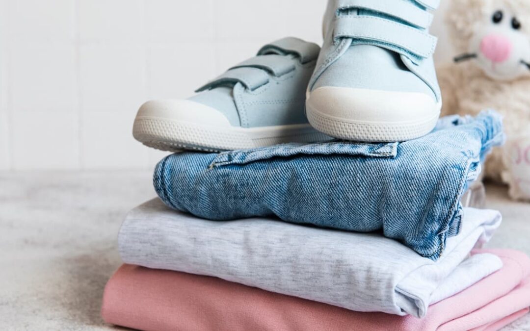 Ropa Montessori para bebé: conjunto cómodo con pantalón elástico, camiseta de algodón y zapatillas con velcro.